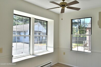 Bright & Spacious Sunroom!