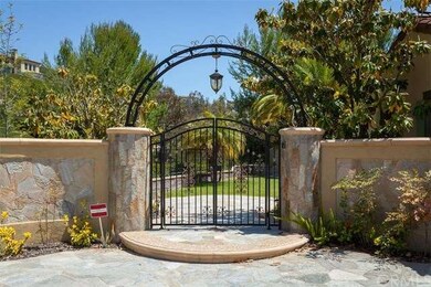 Private Entryway leading to a alluring courtyard.