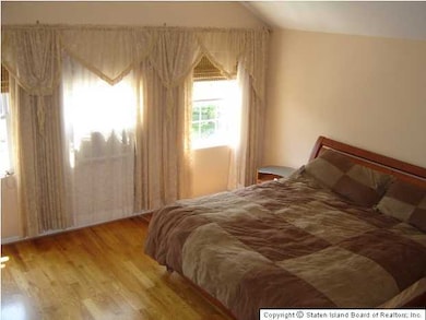 202 Wellington Ct, Staten Island, NY 10314 - photo 6