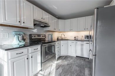 5526 Perry Ln, Shawnee, KS 66203 - photo 2