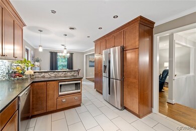 ohhhh ahhh breakfast bar and so much pantry space