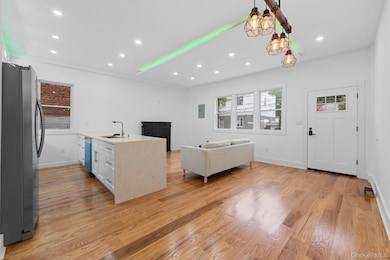 110 Walnut St, Forest Hills, NY 11375 - photo 6