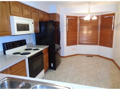 Kitchen & Eat-In Area