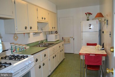 216 Medwick Garth E, Catonsville, MD 21228 - photo 5