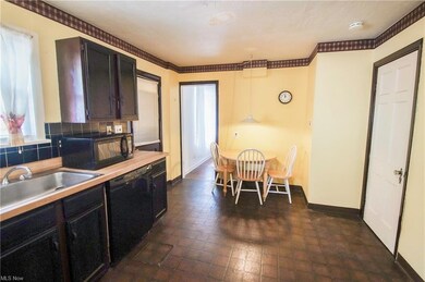Kitchen with Eat-in area