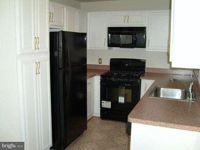 8206 Crossbrook Ct unit 101, Lorton, VA 22079 - photo 6