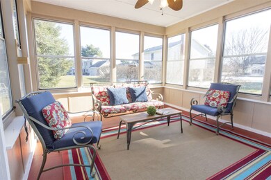 Lovely, bright 3 season room