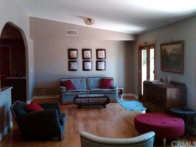 Open floorplan of living room to kitchen. Exotic h