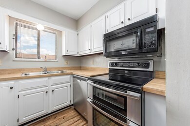 r 463 E North St-027