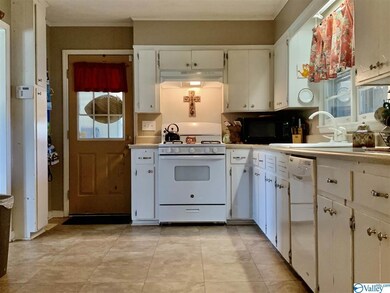 110 Sherwood Dr, Rainbow City, AL 35906 - photo 2