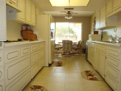 5 KITCHEN WITH BREAKFAST AREA