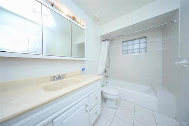 75-59 195th St, Fresh Meadows, NY 11366 - photo 5