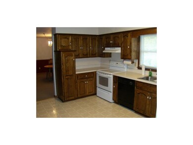 Large kitchen with lots of cabinets