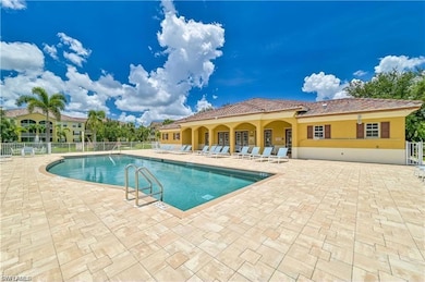 4105 Residence Dr unit 721, Fort Myers, FL 33901 - photo 2
