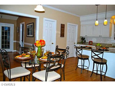 Kitchen - Bright, eat-in kitchen with walk-in pant