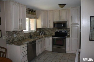 1524 Fairlane Dr, Bettendorf, IA 52722 - photo 3