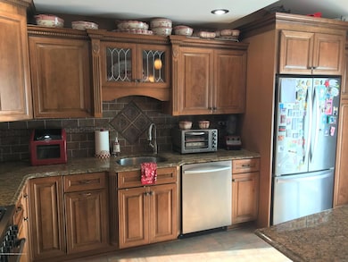 252 Candon Ave, Staten Island, NY 10309 - photo 3