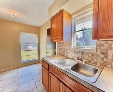 3021 Sycamore Ave unit 2, Bay City, TX 77414 - photo 3