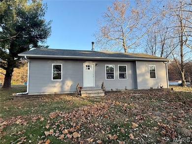 Bungalow with entry steps and roof with shingles