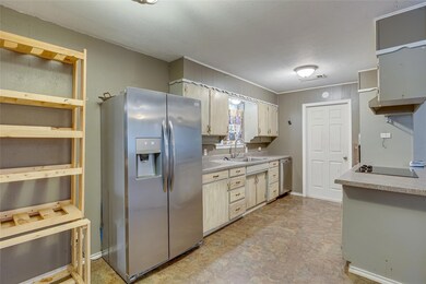 508 E Redbud Dr, Hurst, TX 76053 - photo 2