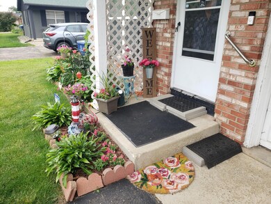 1873-1875 Hampstead Dr, Columbus, OH 43229 - photo 2