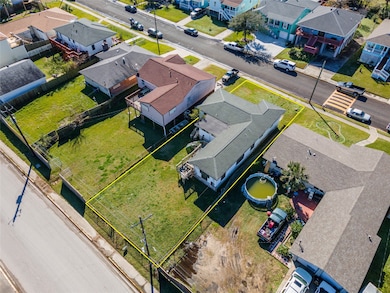 Spacious lot in a charming neighborhood, perfect f