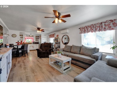 334 N 8th St, Cottage Grove, OR 97424 - photo 4