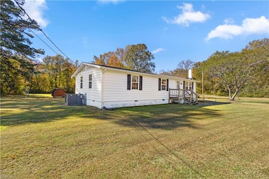 Lovely yard with mature trees at the rear by the river.
