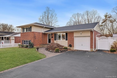 22 Niagara Ln, ComMacK, NY 11725 - photo 4