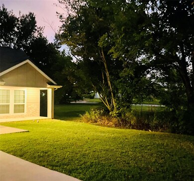 624 W Elm St, Denison, TX 75020 - photo 2