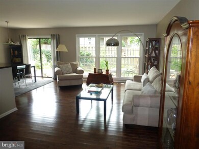 8816 Teresa Ann Ct, Alexandria, VA 22308 - photo 4