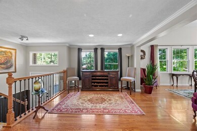 Hardwood floors, crown molding, recessed lights, l