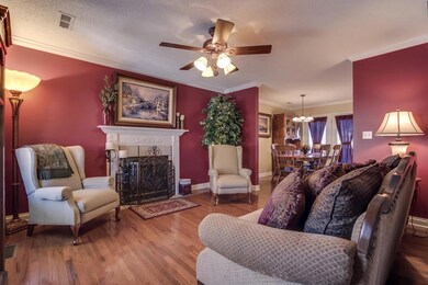 02_MapleCrestCircle_191_Living01