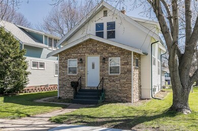 1721 2nd St SW, Cedar Rapids, IA 52404 - photo 3