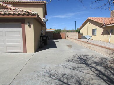 219 Winchester Ct, Alamogordo, NM 88310 - photo 2