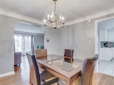 Dining room, entry to the kitchen.