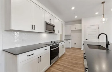 Kitchen with appliances with stainless steel fini