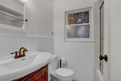 330 Harvard Rd S unit Whole House, Garden City, NY 11530 - photo 6