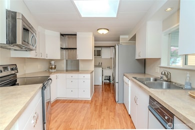 Large kitchen w/great features!