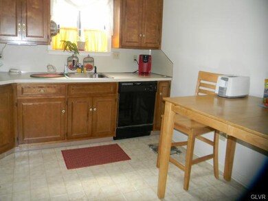 911 Cold Spring Rd unit 8, Allentown, PA 18103 - photo 6