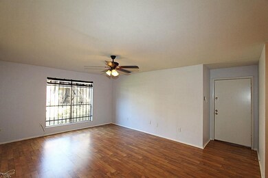5663 Birchmont Dr unit 4, Houston, TX 77091 - photo 4