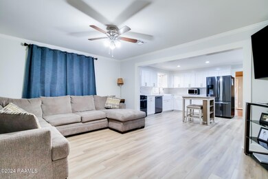 4-web-or-mls-102 E Betty St-5