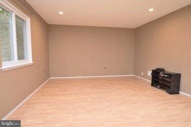 11122 Forest Edge Dr, Reston, VA 20190 - photo 4