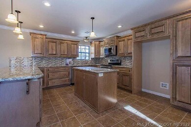 1604 N Cherokee Ave, Chouteau, OK 74337 - photo 7