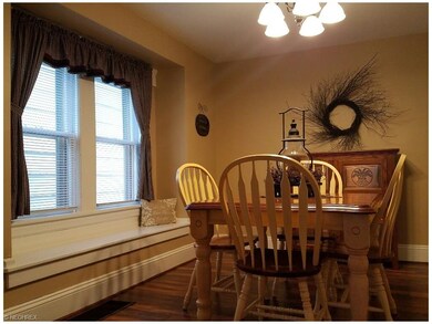 You can just feel how great this Dining Room will feel-- full of folks at the Holidays! Cute window seat!