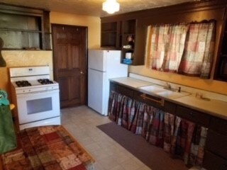 724 Mckinley Ave, Vandergrift, PA 15690 - photo 3