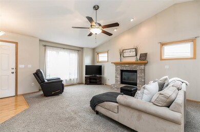 72 24th Ave SW, Cedar Rapids, IA 52404 - photo 2