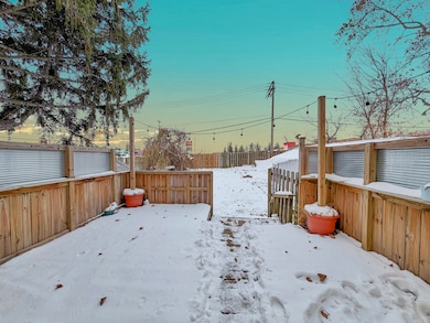 813 W Cleveland St, Freeport, IL 61032 - photo 2