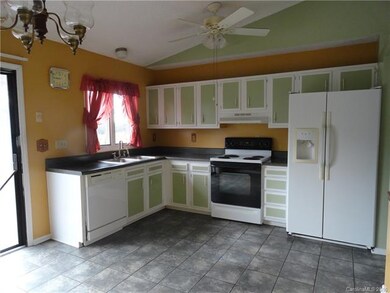 21 Apple Blossom Ln, Hendersonville, NC 28792 - photo 4