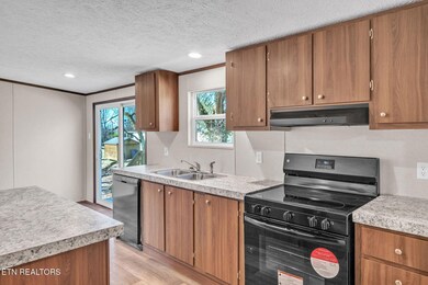 15-web-or-mls-621 West Strang-43